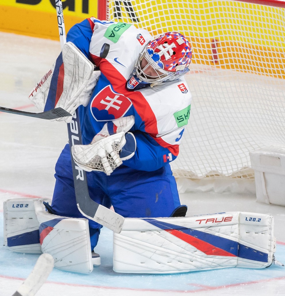Samuel Hlavaj v zápase Slovensko - Kanada na MS v hokeji 2023.