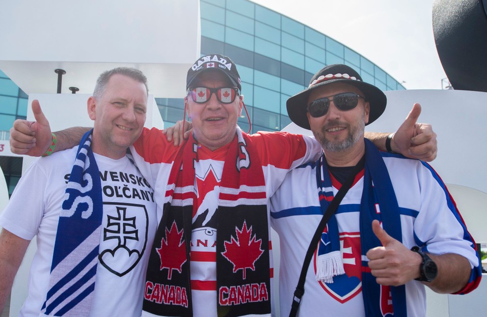 Fanúšikovia Slovenska a Kanady pred zápasom Slovensko - Kanada na MS v hokeji 2023.