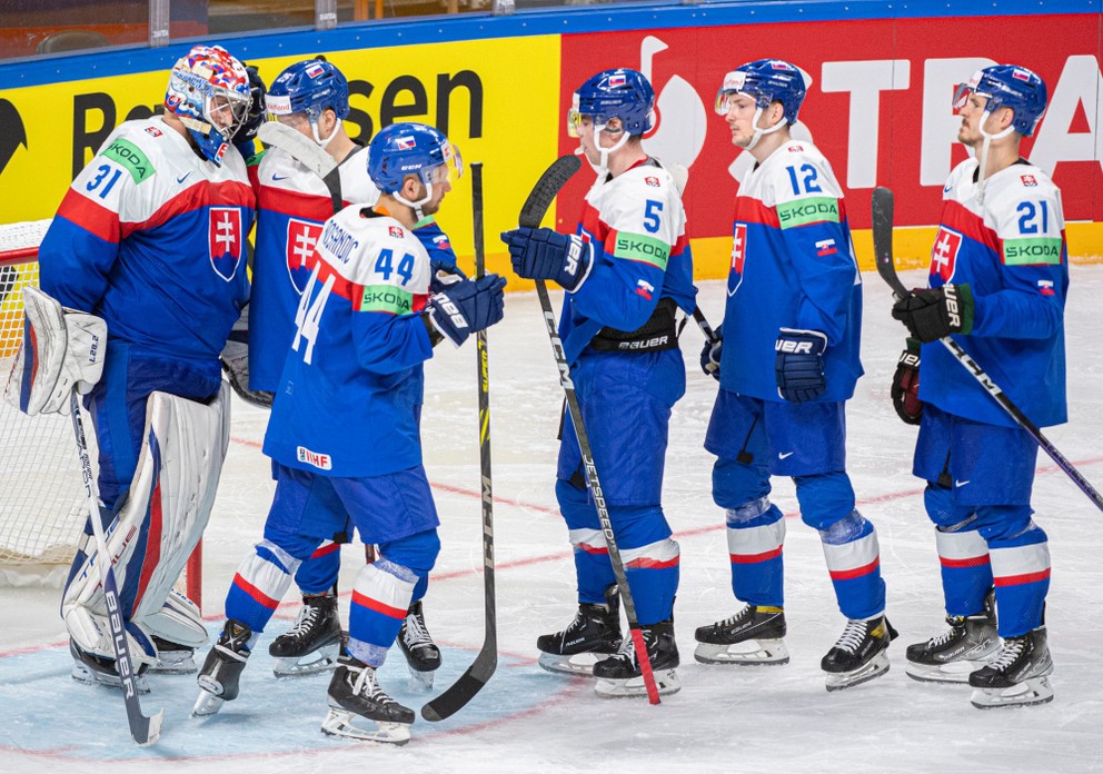 Na snímke slovenskí hokejisti po prehre v zápase Slovensko - Kanada na MS v hokeji 2023.