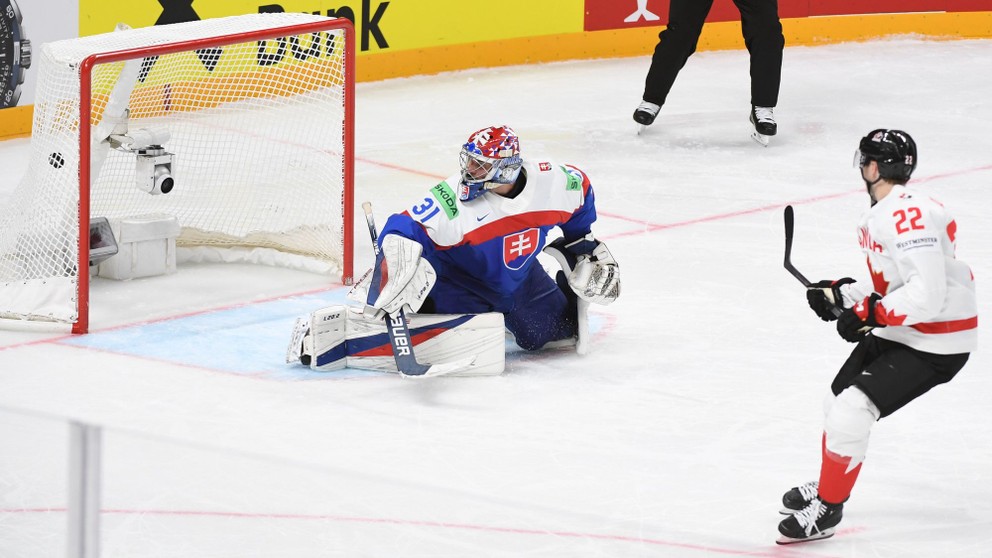 Jack Quinn strieľa v nájazde víťazný gól za chrbát brankára Samuela Hlavaja v zápase Slovensko - Kanada na MS v hokeji 2023.