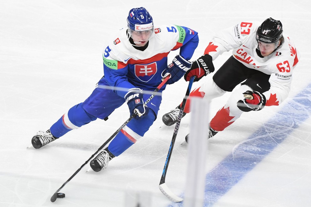 Šimon Nemec (vľavo) a Jake Neighbours (vpravo) v zápase Slovensko - Kanada na MS v hokeji 2023.