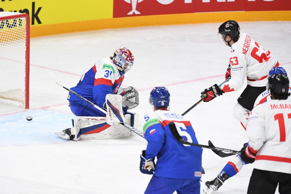 Jake Neighbours prekonáva Samuela Hlavaja v zápase Slovensko - Kanada na MS v hokeji 2023.