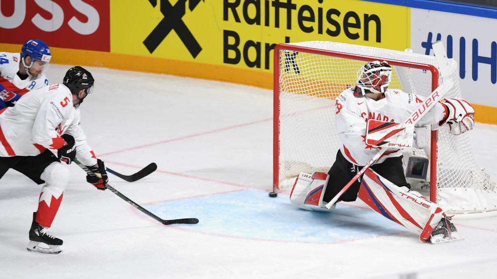 Peter Cehlárik strieľa vyrovanávajúci gól na 1:1 v zápase Slovensko - Kanada na MS v hokeji 2023.