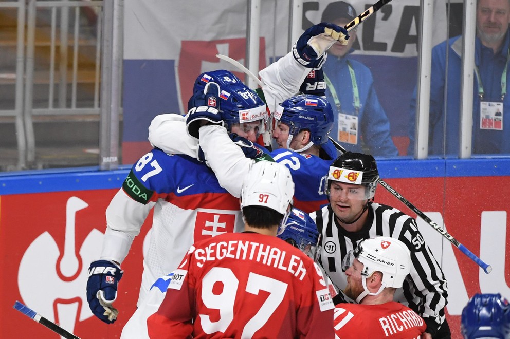 Pavol Regenda sa so spoluhráčmi teší po strelenom góle v zápase Slovensko - Švajčiarsko na MS v hokeji 2023.