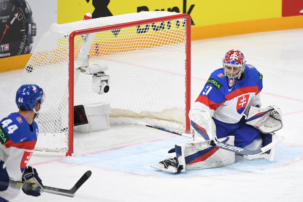 Brankár Samuel Hlavaj inkasuje gól v zápase Slovensko - Švajčiarsko na MS v hokeji 2023.