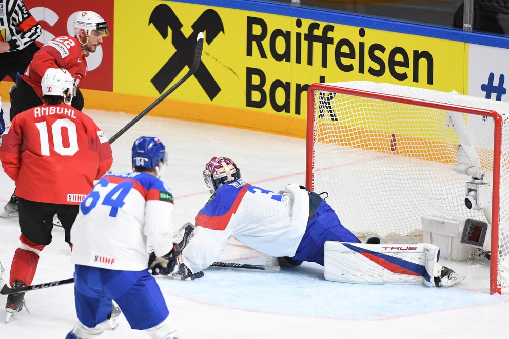 Nino Niederreiter strieľa gól brankárovi Samuelovi Hlavajovi v zápase Slovensko - Švajčiarsko na MS v hokeji 2023.