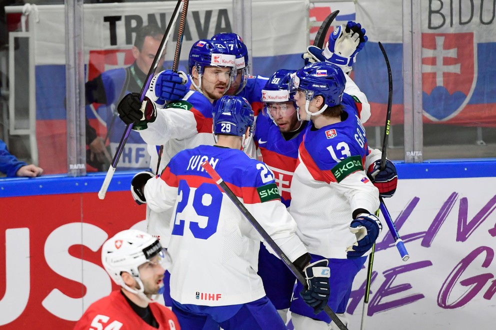 Andrej Kudrna sa so spoluhráčmi teší po strelenom góle v zápase Slovensko - Švajčiarsko na MS v hokeji 2023.
