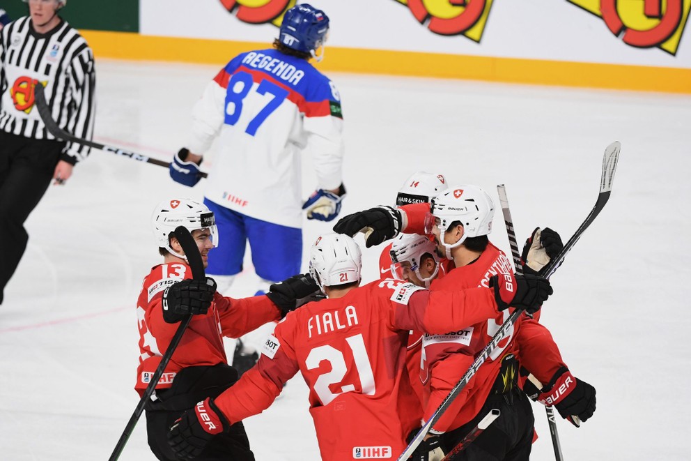 Švajčiarski hokejisti sa tešia po strelenom góle v zápase Slovensko - Švajčiarsko na MS v hokeji 2023.