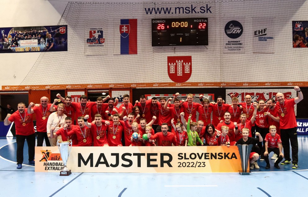 MŠK Považská Bystrica sa raduje z víťazstva v Niké Handball Extraligy mužov v sezóne 2022/2023.
