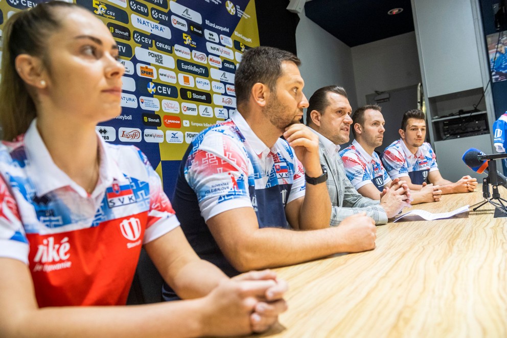 Na snímke sú zľava Barbora Koseková, tréner Michal Mašek, prezident SVF Marek Rojko, tréner mužov Steven Vanmedegael a kapitán Jakub Ihnát.