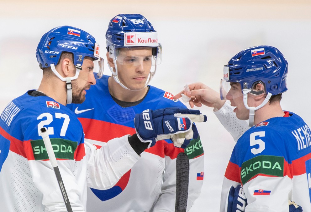 Na snímke slovenskí hokejisti zľava Marek Hrivík, Patrik Koch a Šimon Nemec.