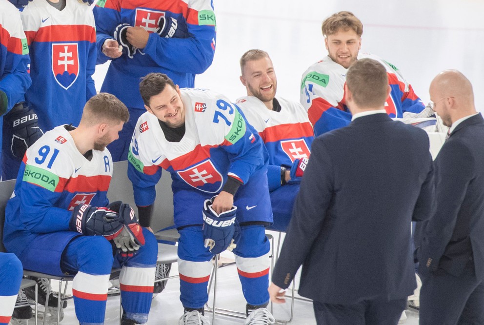 Na snímke slovenskí hokejoví reprezentanti zľava Matúš Sukeľ, Libor Hudáček, Adam Jánošík a Samuel Hlavaj počas spoločného tímového fotenia.