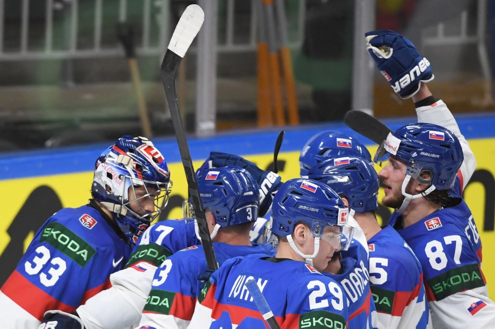 Slovenskí hokejisti sa tešia po triumfe v zápase Slovensko - Nórsko na MS v hokeji 2023.