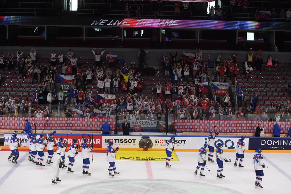 Slovenskí hokejisti sa tešia po triumfe v zápase Slovensko - Nórsko na MS v hokeji 2023.