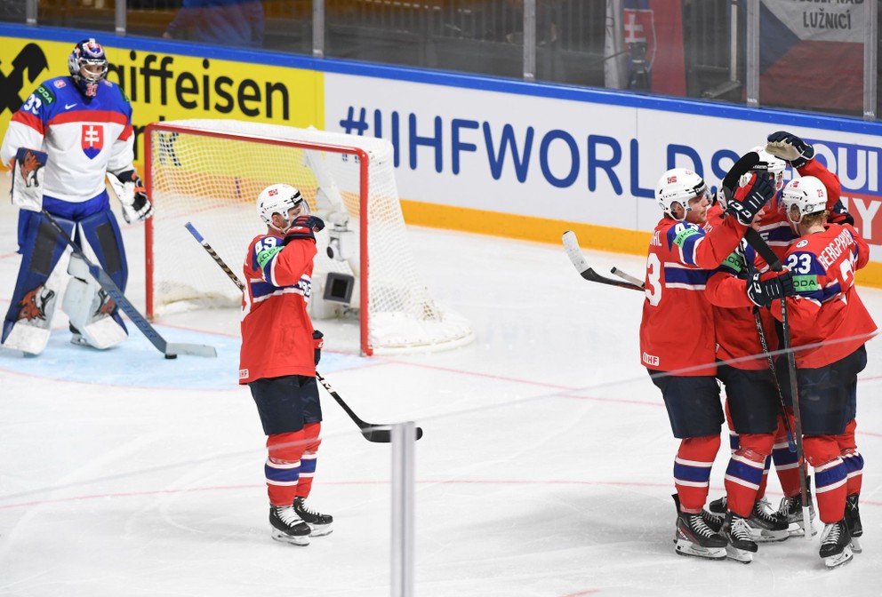 Nórski hokejisti sa tešia po strelenom góle v zápase Slovensko - Nórsko na MS v hokeji 2023.