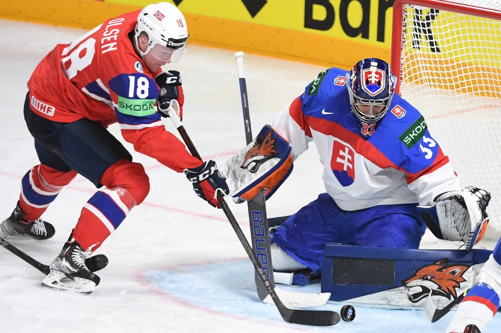 Brankár Stanislav Škorvánek a Thomas Olsen (Nórsko) v zápase Slovensko - Nórsko na MS v hokeji 2023.