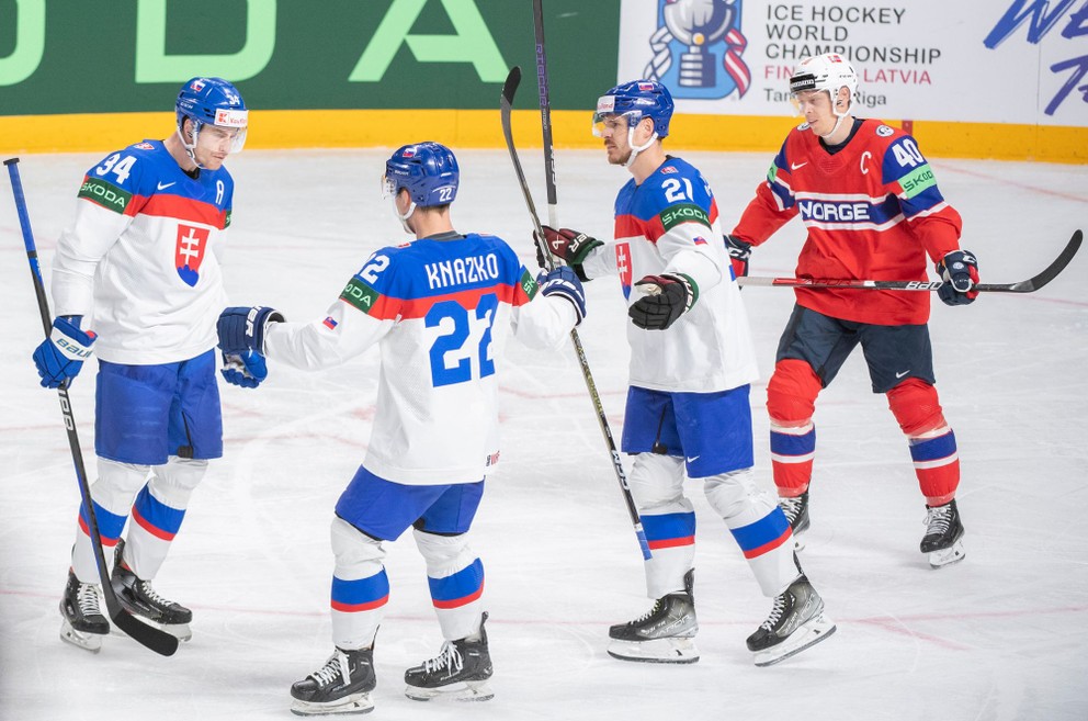Peter Cehlárik, Samuel Kňažko a Miloš Kelemen sa tešia po strelenom góle v zápase Slovensko - Nórsko na MS v hokeji 2023.