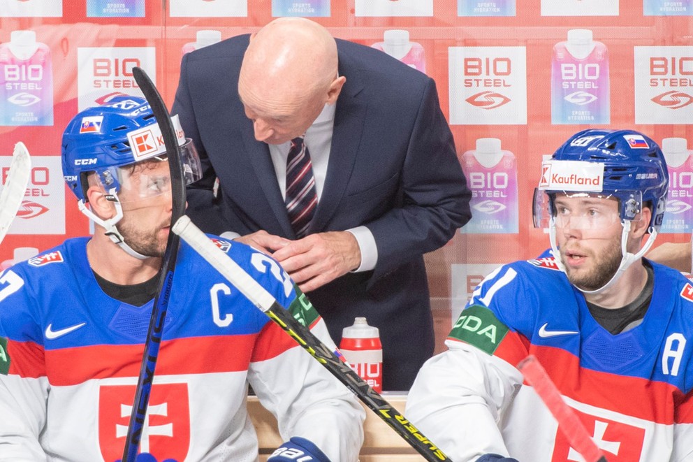 Tréner Craig Ramsay, Marek Hrivík a Matúš Sukeľ na lavičke počas zápasu Slovensko - Nórsko na MS v hokeji 2023.