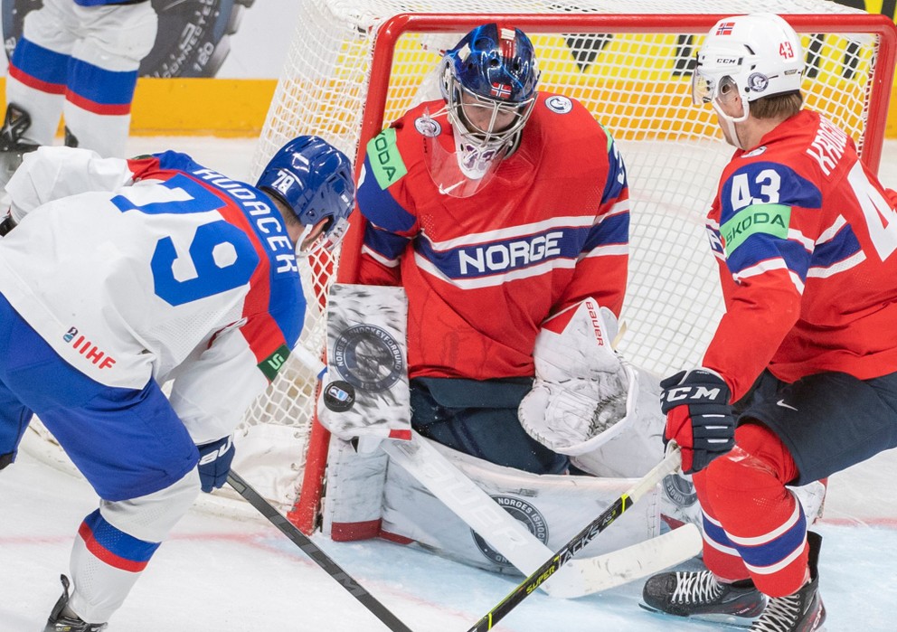 Libor Hudáček, brankár Henrik Haukeland a Max Krogdahl v zápase Slovensko - Nórsko na MS v hokeji 2023.