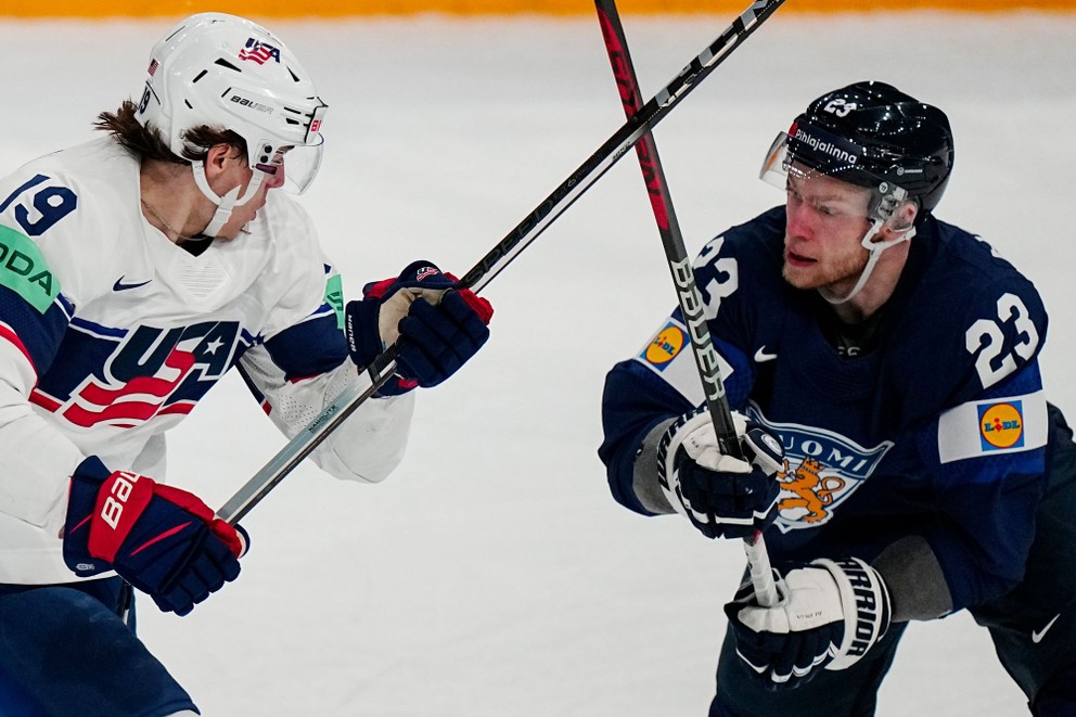 Cutter Gauthier a Nikolas Matinpalo v zápase USA - Fínsko na MS v hokeji 2023.