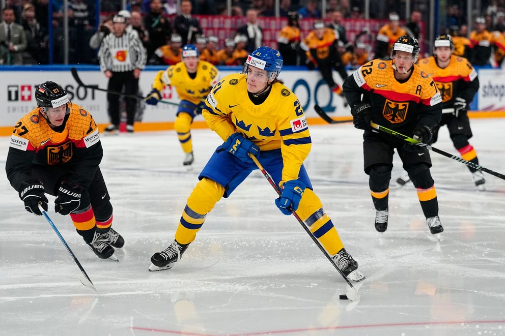 Leo Carlsson v zápase Švédsko - Nemecko na MS v hokeji 2023. 