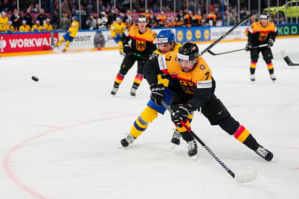 Maximilian Kastner a Rasmus Sandin v zápase Švédsko - Nemecko na MS 2023 v hokeji. 