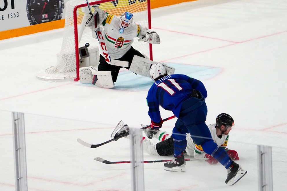 Luke Tuch prekonáva brankára v zápase USA - Maďarsko na MS v hokeji 2023.