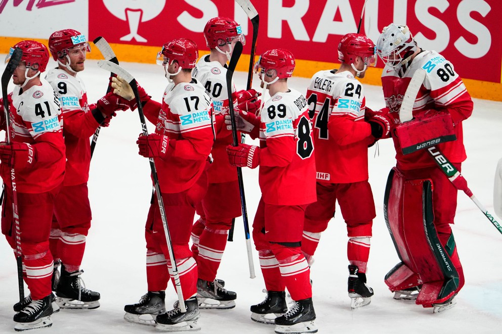 Dánsky hokejový tím sa teší po víťazstve nad Rakúskom. 