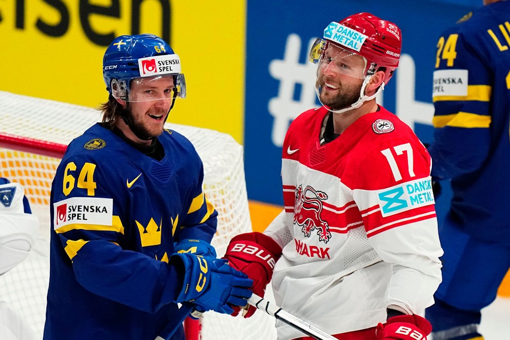 Dánsky hokejista Nicklas Jensen (vpravo) a Švéd Jonathan Pudas sa usmievakú v zápase základnej A-skupiny Dánsko - Švédsko.