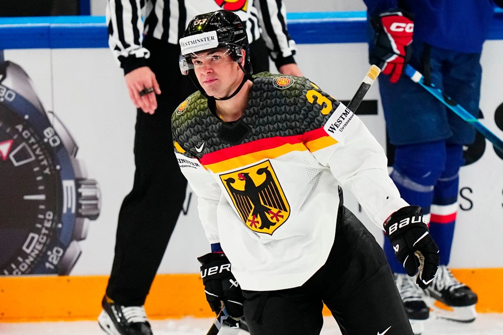 Na snímke je nemecký hokejista John-Jason Peterka.