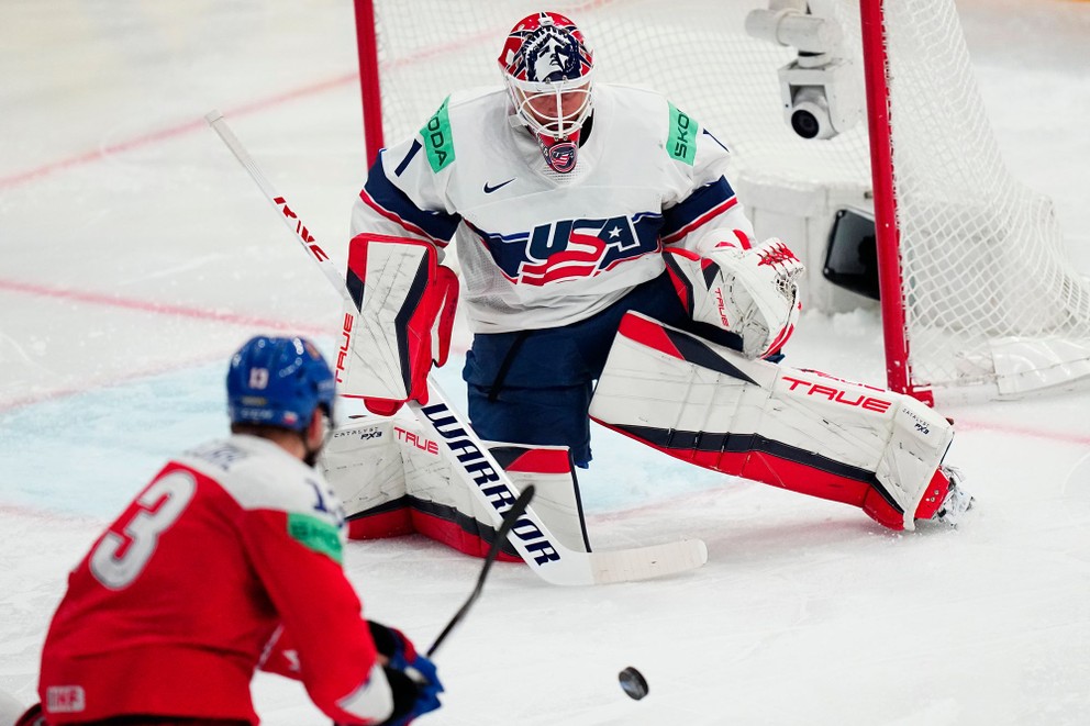 Brankár USA Casey DeSmith v zápase proti Česku na MS v hokeji 2023. 
