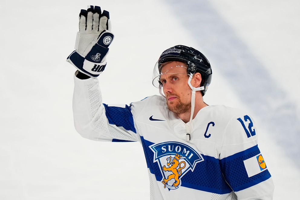 Fínsky kapitán Marko Antilla máva fanúšikom po zápase štvrťfinále na MS 2023.