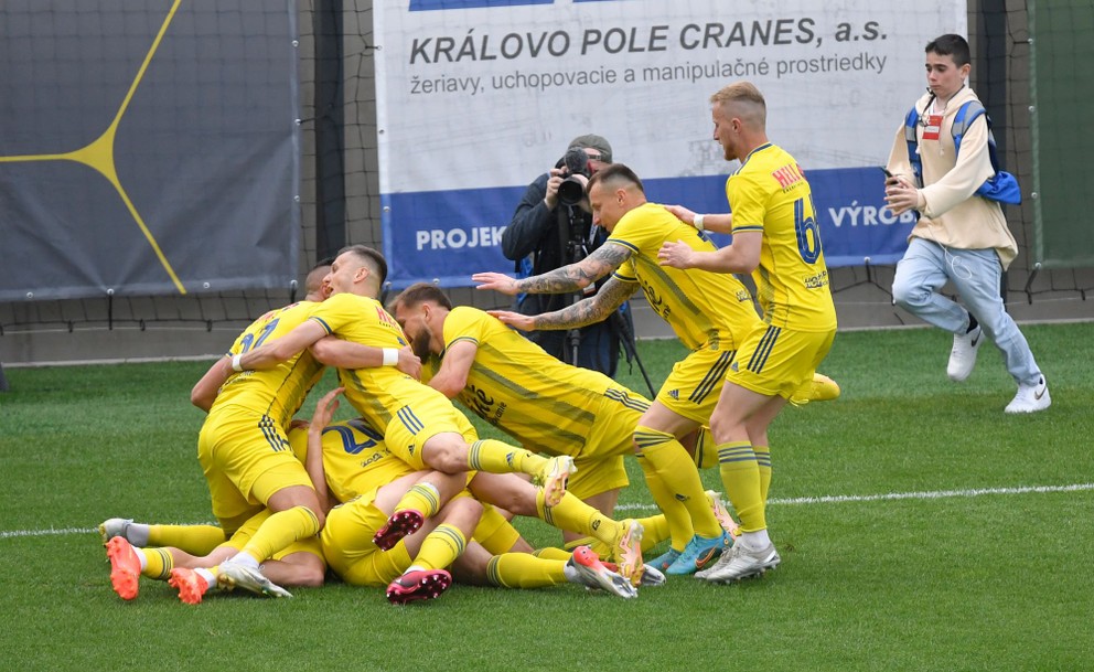 Futbalisti Košíc sa tešia po strelení gólu v zápase s Myjavou. 