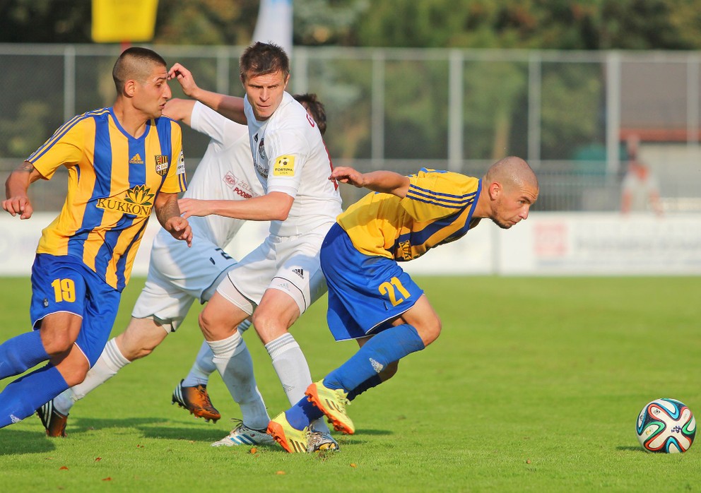Vratislav Greško (v strede) v drese ŽP Šport Podbrezová v zápase proti FC DAC 1904 Dunajská Streda v roku 2014.