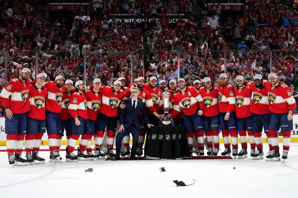 Tím Floridy Panthers pózuje s trofejou Princa z Walesu po záverečnom štvrtom zápase finále Východnej konferencie zámorskej NHL.