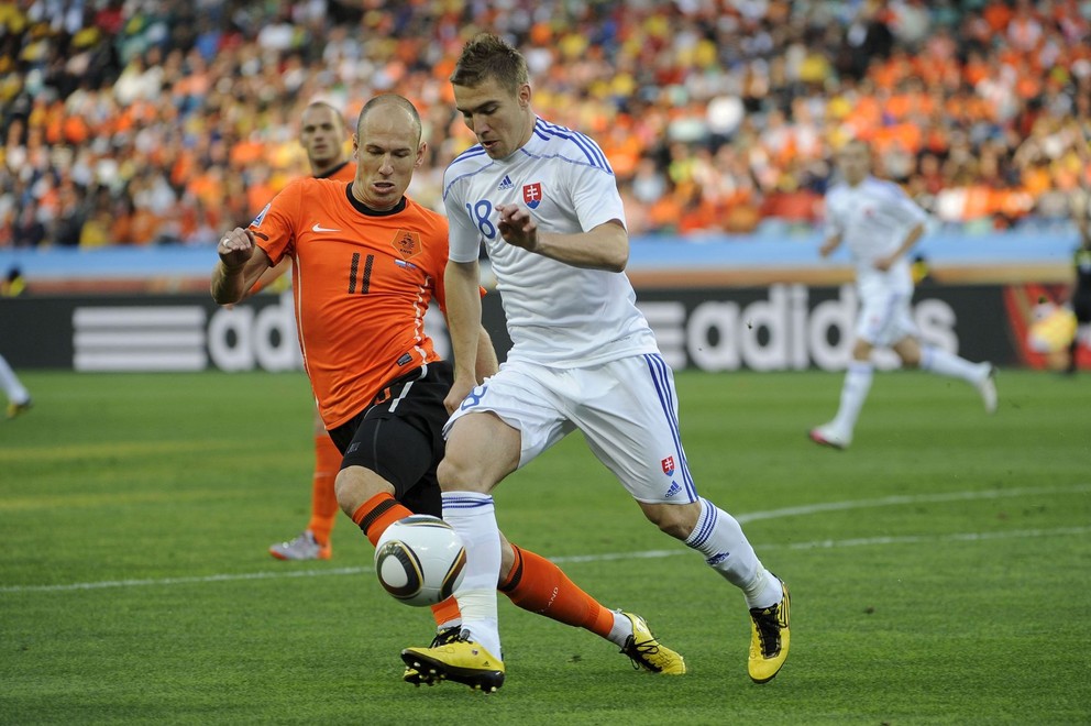 Erik Jendrišek v súboji s Holanďanom Arjenom Robbenom (vľavo) na MS 2010.