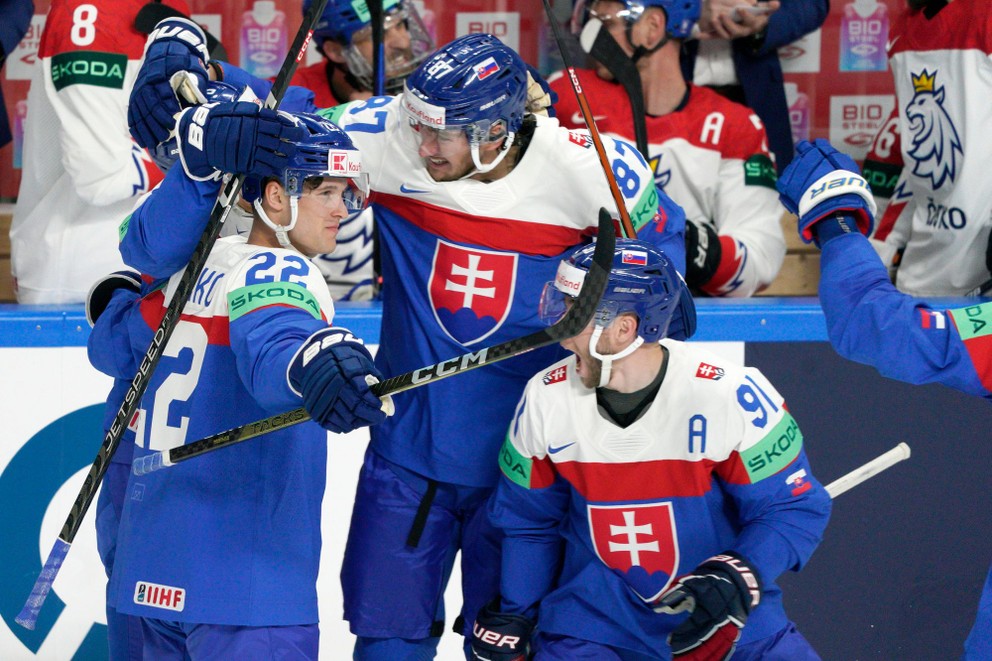 Slovenskí reprezentanti sa tešia po strelenom góle na MS v hokeji 2023.