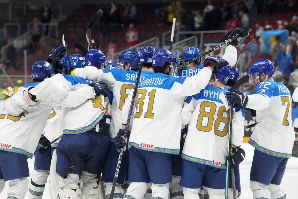 Kazašskí hokejisti sa tešili z víťazstva nad Nórmi.