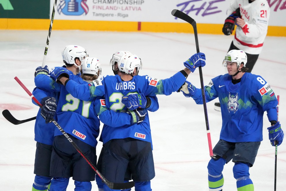 Slovinskí hokejisti sa tešia z gólu proti Kanade na MS v hokeji 2023.