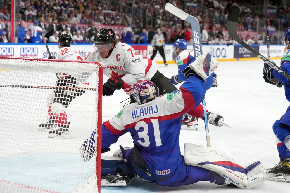 Samuel Hlavaj a Tyler Toffoli v súboji v zápase Slovensko - Kanada na MS v hokeji 2023.