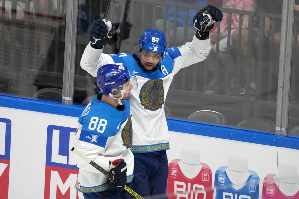 Kazašský hokejista Adil Beketajev sa teší z gólu proti Kanade.
