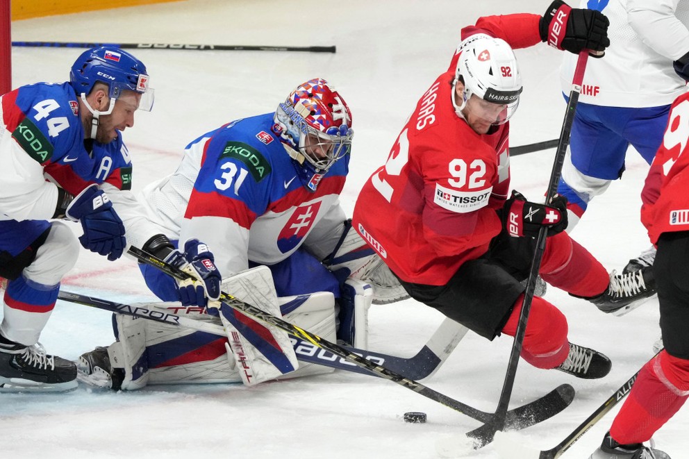 Gaetan Haas a brankár Samuel Hlavaj v zápase Slovensko - Švajčiarsko na MS v hokeji 2023.
