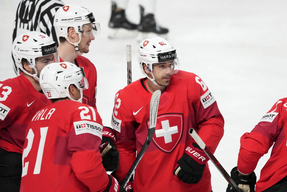 Švajčiarski hokejisti sa tešia po strelenom góle v zápase Slovensko - Švajčiarsko na MS v hokeji 2023.