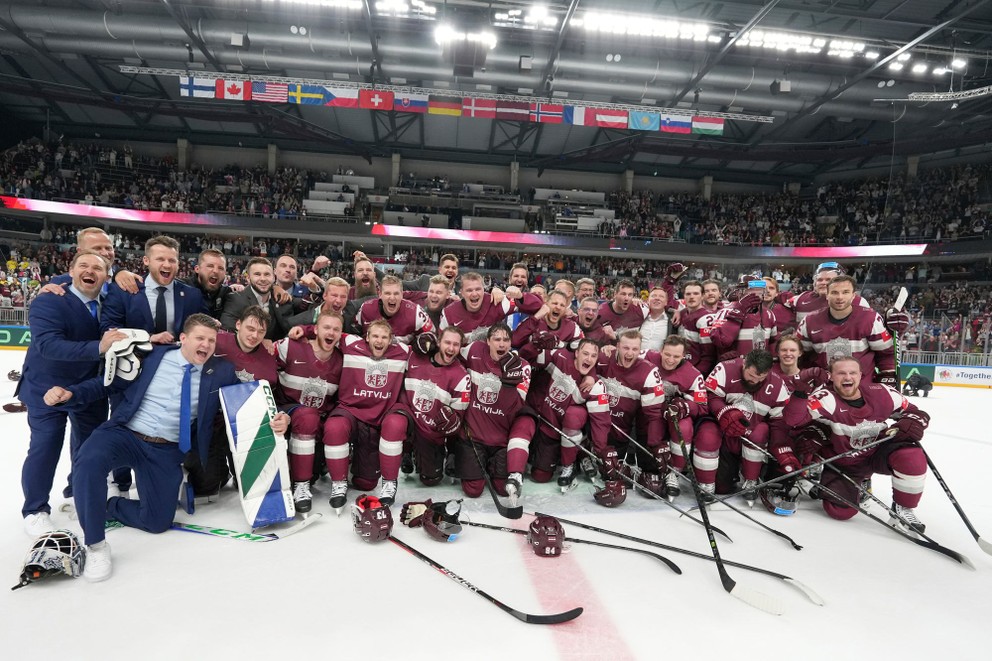 Lotyšskí hokejisti sa tešia z víťazstva vo štvrťfinálovom zápase Lotyšsko - Švédsko.