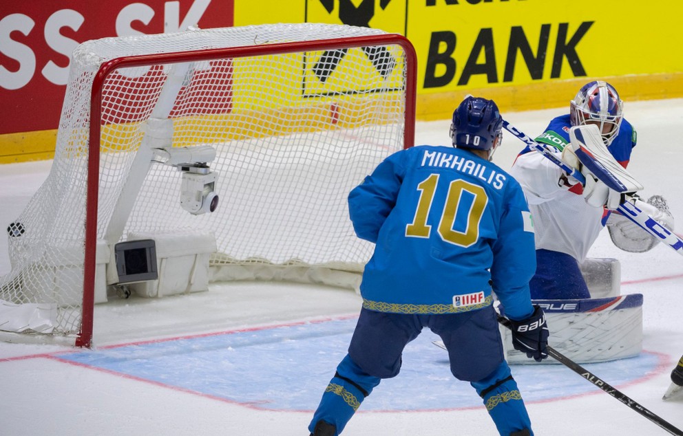 Nikita Michajlis v zápase Slovensko - Kazachstan na MS v hokeji 2022.