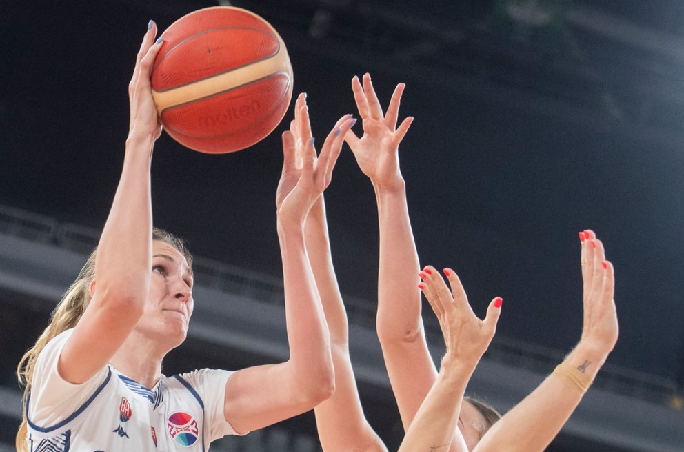 Slovenská basketbalistka Sabina Oroszová v zápase proti Maďarsku na ME 2023. 