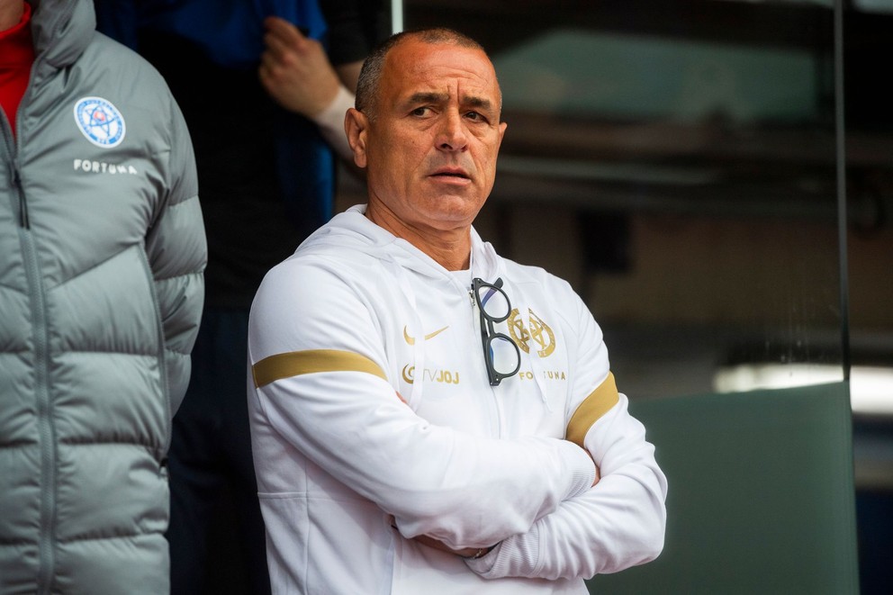 Tréner Slovenska Francesco Calzona počas zápasu kvalifikácie EURO 2024 Island - Slovensko.