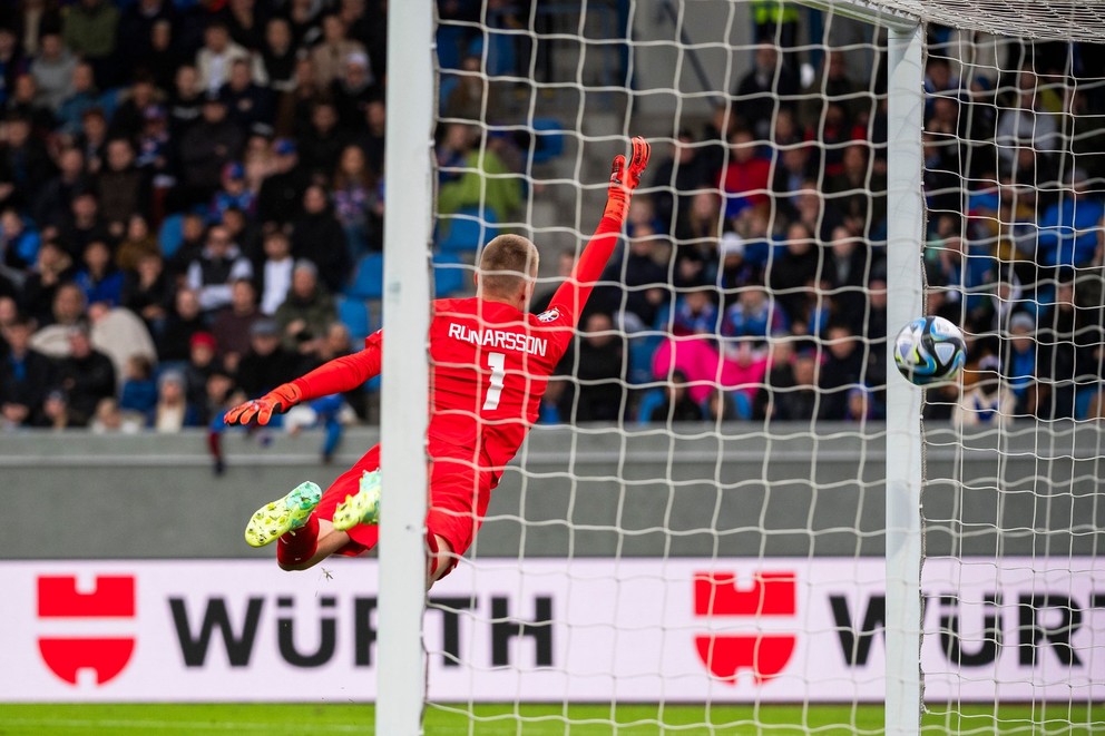 Na snímke brankár Rúnar Rúnarsson (Island) počas rozhodujúceho gólu v zápase kvalifikácie na EURO 2024 J-skupiny Island - Slovensko.