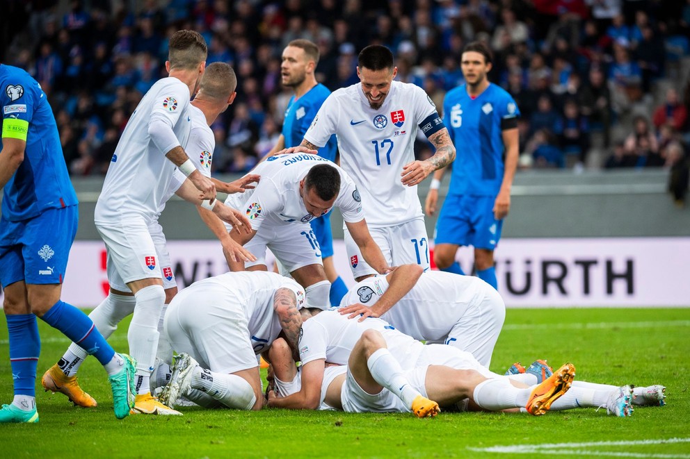 Slovenskí futbalisti sa tešia po strelenom góle v zápase proti Islandu v kvalifikácii EURO 2024.