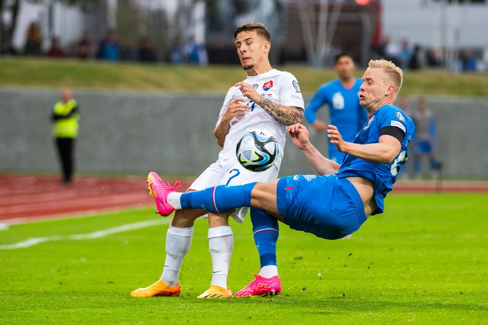 Hodur Magnússon (Island) a Tomáš Suslov (Slovensko) počas zápasu kvalifikácie EURO 2024, Island - Slovensko.